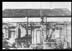 Kuća na predjelu Portina u Baćini u kojoj je školske 1947./48. godine počela radom Osnovna pučka škola u Pločama, i u kojoj je školske 1951./52. godine radilo odjeljenje V. a razreda Osmogodišnje škole u Pločama.