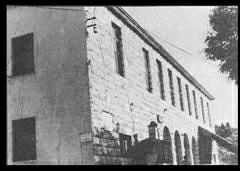 Zgrada Omladinskog doma u Baćini u kojoj je školske 1951./52. godine radilo odjeljenje VI. A razreda Osmogodišnje škole u Pločama.