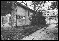 Zgrada u Gračkoj ulici broj 9 u kojoj je 1955. do 1961. godine bila smještena Osmogodišnja škola u pločama zajedno s Gimnazijom Ploče.